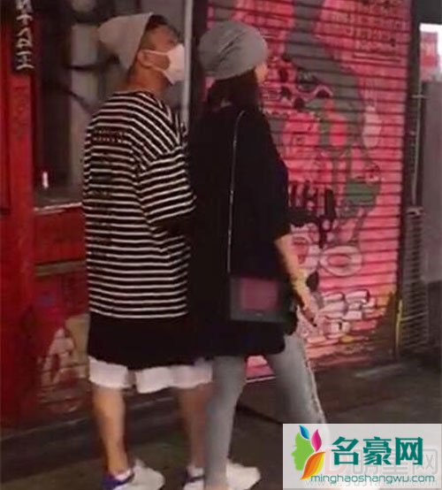 孙红雷陪妻子挑婴儿车 妻子大肚孕态明显