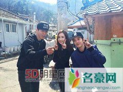 郑容和履行与粉丝们的一位公约参加煤炭搬运活动