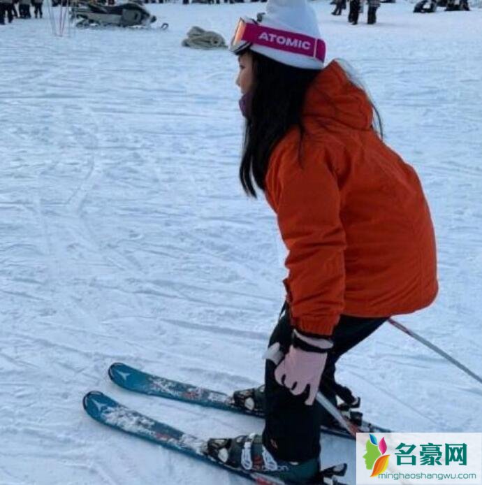 李湘晒女儿滑雪照