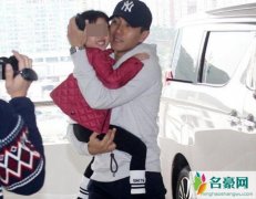 小糯米首次露面 小糯米被记者追着杨幂动态表情令人心酸