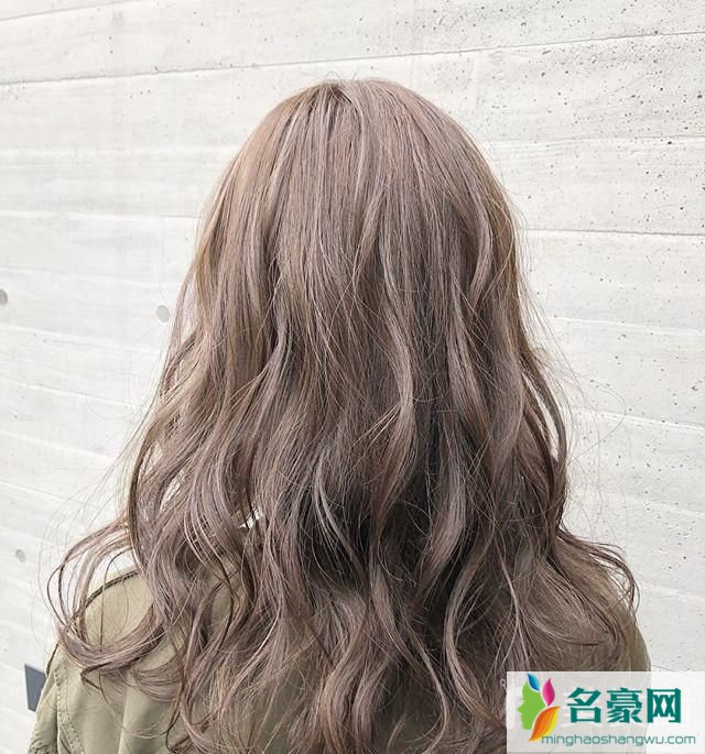 四十岁女人洋气的发型：水波纹长卷