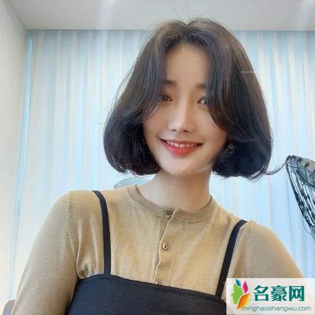 2019最流行的短发女生齐腮短发发型图片7