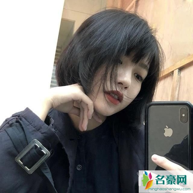 2019最流行的短发女生齐腮短发发型图片1