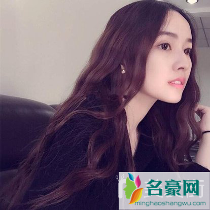 50岁女人适合的烫发发型1