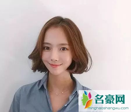 2019夏季女生流行发型：旁分S型波浪短发