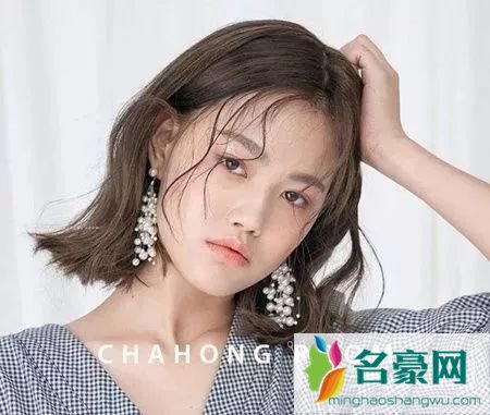 2019夏季女生流行发型：微卷长浏海短发