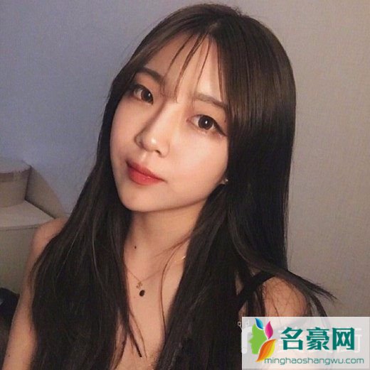 女披肩直发发型图片2019最新款_2019披肩发最新发型女款式1