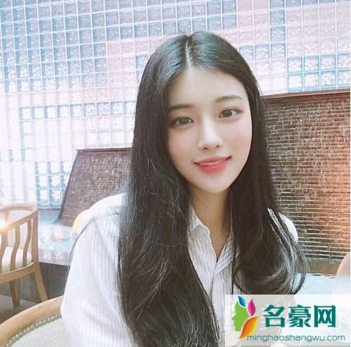 女披肩直发发型图片2019最新款_2019披肩发最新发型女款式7