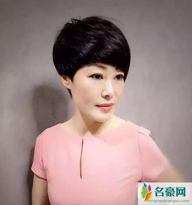 50岁女人显气质发型：清爽干练的超短发发型2