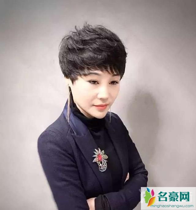 50岁女人显气质发型：清爽干练的超短发发型3