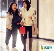 陈美琪陪养女逛街 低调出行养女残疾走路成焦点