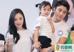 贾乃亮李小璐观看甜馨演出 宣布离婚后合体看女儿表演