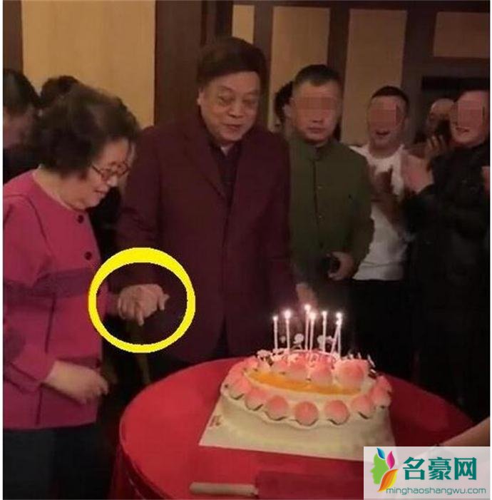 赵忠祥于妻子双手紧握