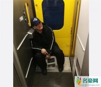 吴京自带板凳坐火车照曝光 网友：身为大明星也太接地气了吧