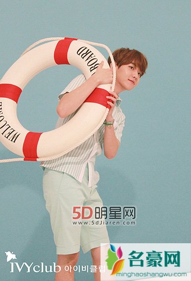 EXO IVYCLUB夏季画报公开 展现清新学长范