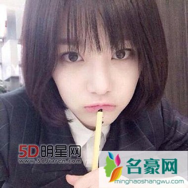 李侑菲上传与妹妹李多仁合照 姐妹相依颜值爆表