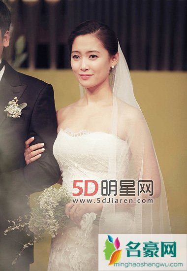 韩女演员南相美与圈外男友完婚 白色露肩婚纱显优雅唯美
