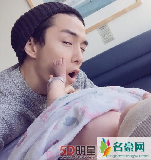 李承铉准时为戚薇庆生 二人感情甜蜜如初