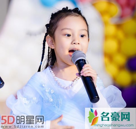 贾乃亮李小璐为甜馨五岁生日举办宴会 弹钢琴唱歌才艺满分