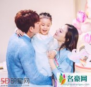 贾乃亮李小璐为甜馨五岁生日举办宴会 弹钢琴唱歌才艺满分