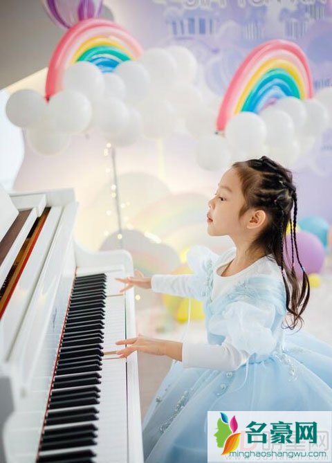 贾乃亮李小璐为甜馨五岁生日举办宴会 弹钢琴唱歌才艺满分