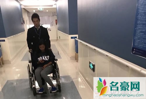 吉克隽逸坐轮椅一脸憔悴 身体状况引担忧