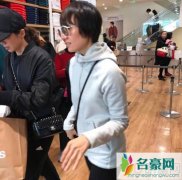 袁泉素颜逛街被偶遇 打扮低调气质出群