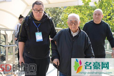 老艺术家严顺开追悼会众人齐相送 翁虹到场周立波只送花圈