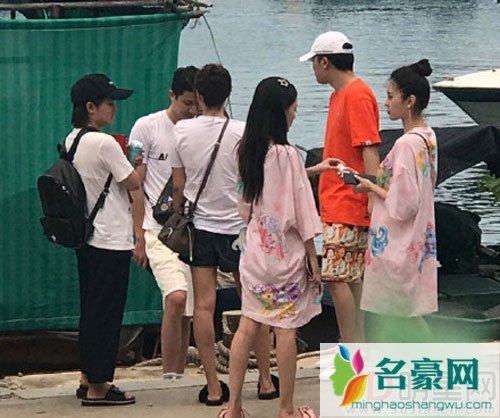 贾乃亮李小璐夫妇旅游 与pgone结伴同行