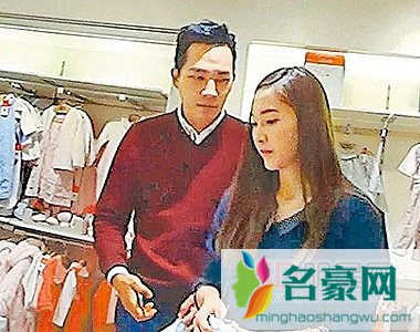 少女时代Jessica与权宁一香港逛街 童装店选购礼物