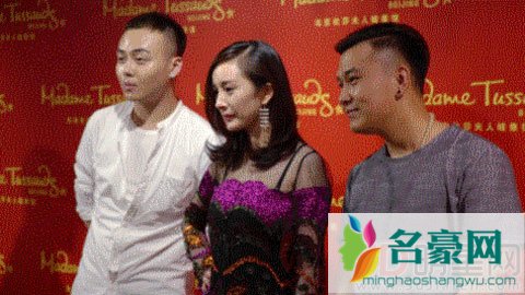 杨幂蜡像入驻杜莎夫人蜡像馆 调皮扮蜡像吓坏合照者