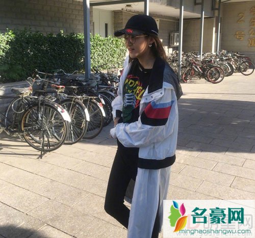 关晓彤现身北电被拍 与同学一路说笑不断