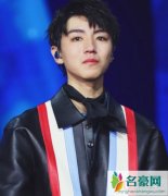 王俊凯成人礼现场燃爆 读妈妈信时落泪