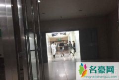 赵丽颖现身医院看病 高烧39度隔天仍开工
