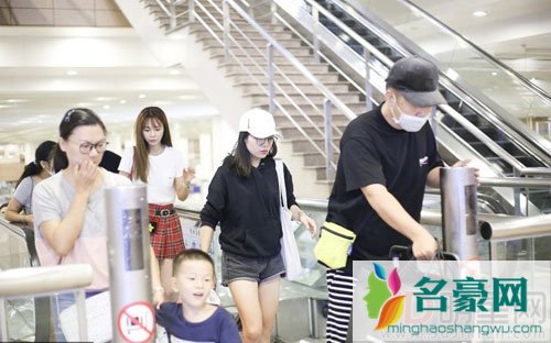杜海涛沈梦辰机场被拍 同游日本后归国