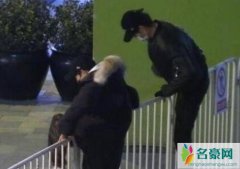 王源回应翻栏杆 为自己做错事诚恳道歉跪求原谅
