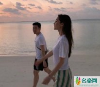 baby晒海滩漫步照 与神秘男海边浪漫同行不怕晓明吃醋