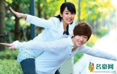 网曝邓伦杨紫热恋 网传杨紫妈妈看不上邓伦强行拆散有情人