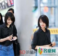 郑爽素颜与老爸现身机场 巧遇牛骏峰打招呼