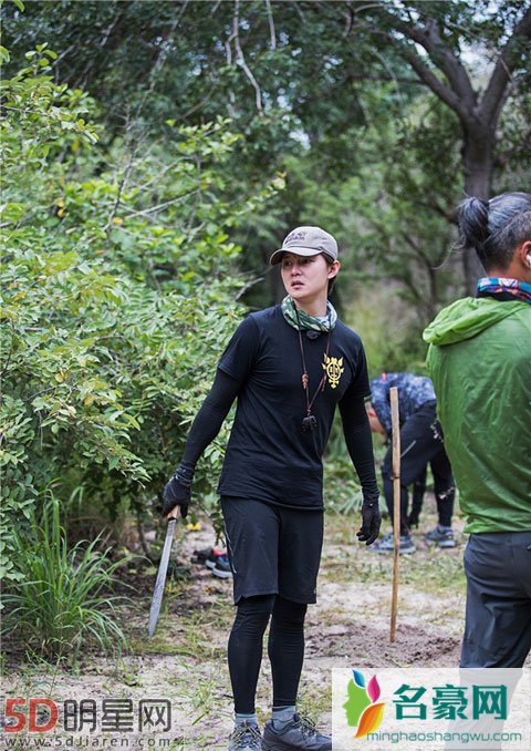 尹正陪郝邵文捕鱼遭遇挖蚯蚓危机 以为怕虫病会被治好却留下更深阴影