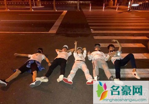 郭敬明称三分之一剧本出自薛之谦之手 深夜五人躺马路被教育