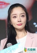 李小璐与粉丝见面会忽听噩耗 难掩悲伤痛苦流泪
