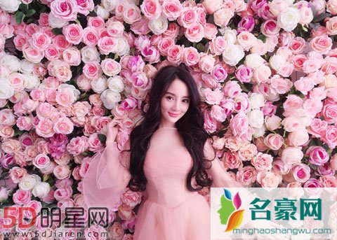 李小璐与粉丝见面会忽听噩耗 难掩悲伤痛苦流泪