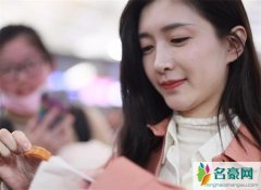 江疏影机场吃辣条 不摆明星架子与粉丝狂吃辣条被赞接地气