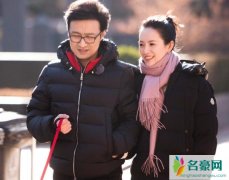 汪峰夫妇同行遛狗 章子怡亲昵挽手汪峰被网友调侃像父女