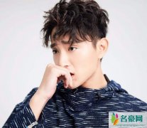 于小彤恋情疑曝光 于小彤携手新女友搭地铁这是与海陆分手了吗？