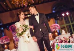 阿Sa陪阿娇试婚纱 跪着整理裙摆被赞姐妹情深