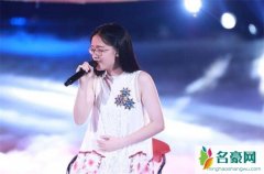 郭沁为什么坐在椅子上唱歌？ 郭沁的身体出现什么问题了吗？