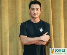 吴京坐轮椅现身 吴京拍新戏旧伤复发被网友大赞太敬业了