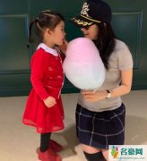 章子怡为女儿擦嘴 女儿醒醒颜值超高完美继承亲妈章子怡基因